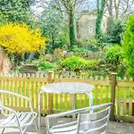 The Cottage By The Walls